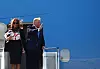Bildet viser Donald og Melania Trump som går av flyet.