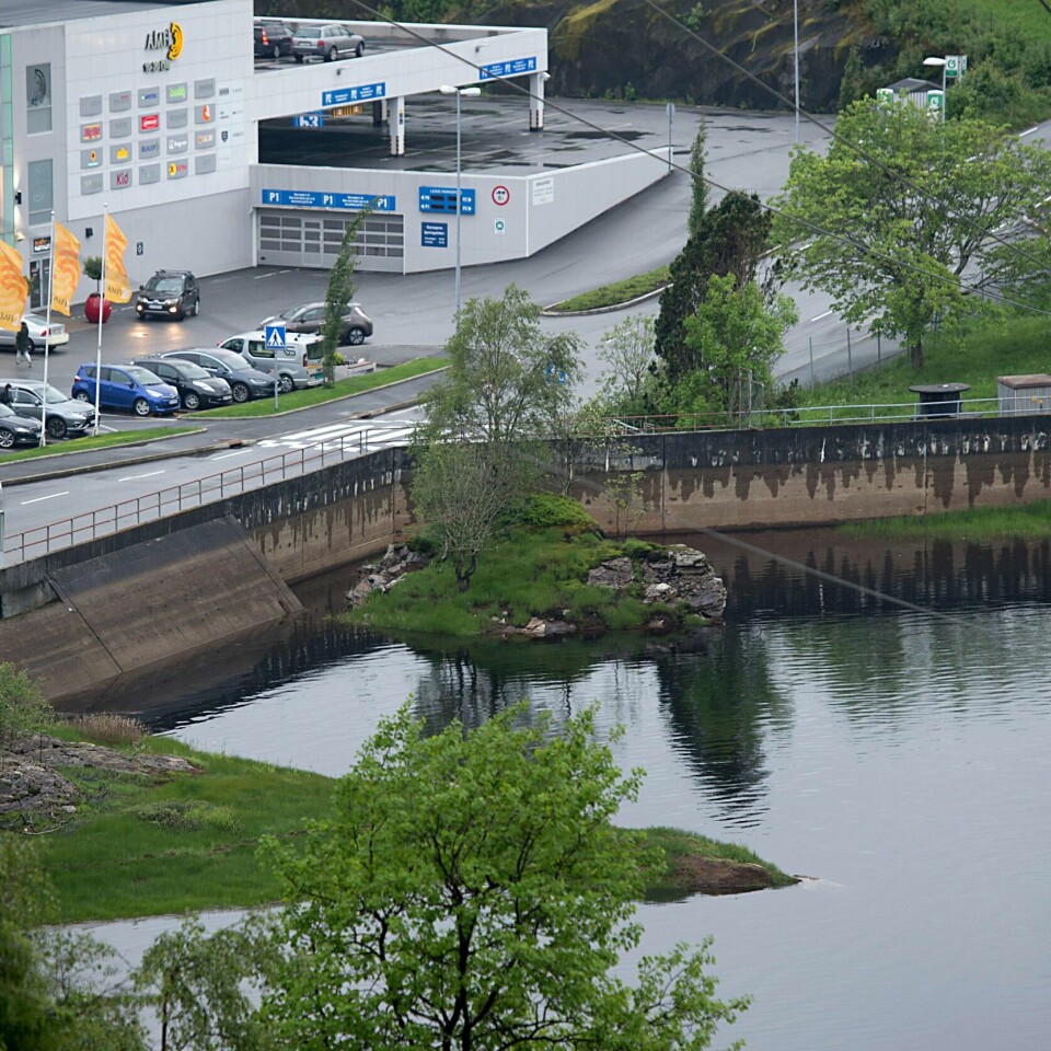 SMITTE: Rundt 50 personer på Askøy har blitt syke. De har feber, diaré og vondt i magen. Kommunen sjekker om det er bakterier eller virus i drikkevannet.