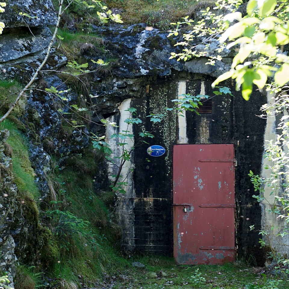 SMITTE: Bak denne døren er et høyde-basseng. Der er det funnet bakterier som har gjort folk syke.