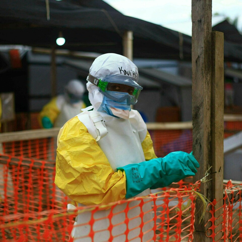 VIRUS: Bildet viser en helsearbeider i byen Beni i Kongo. Personen jobber på et senter hvor syke behandles for viruset ebola.