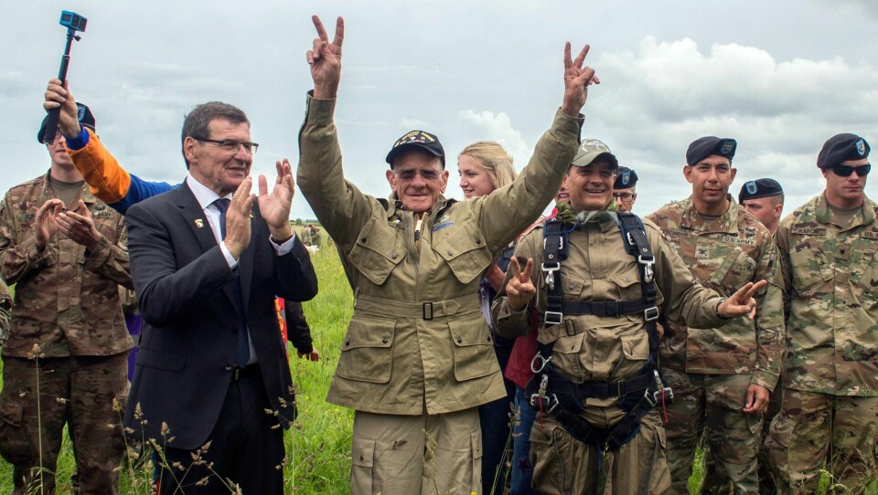 VETERAN: Tom Rice fra USA opplevde D-dagen i virkeligheten. Det markerte han med å hoppe i fallskjerm onsdag.