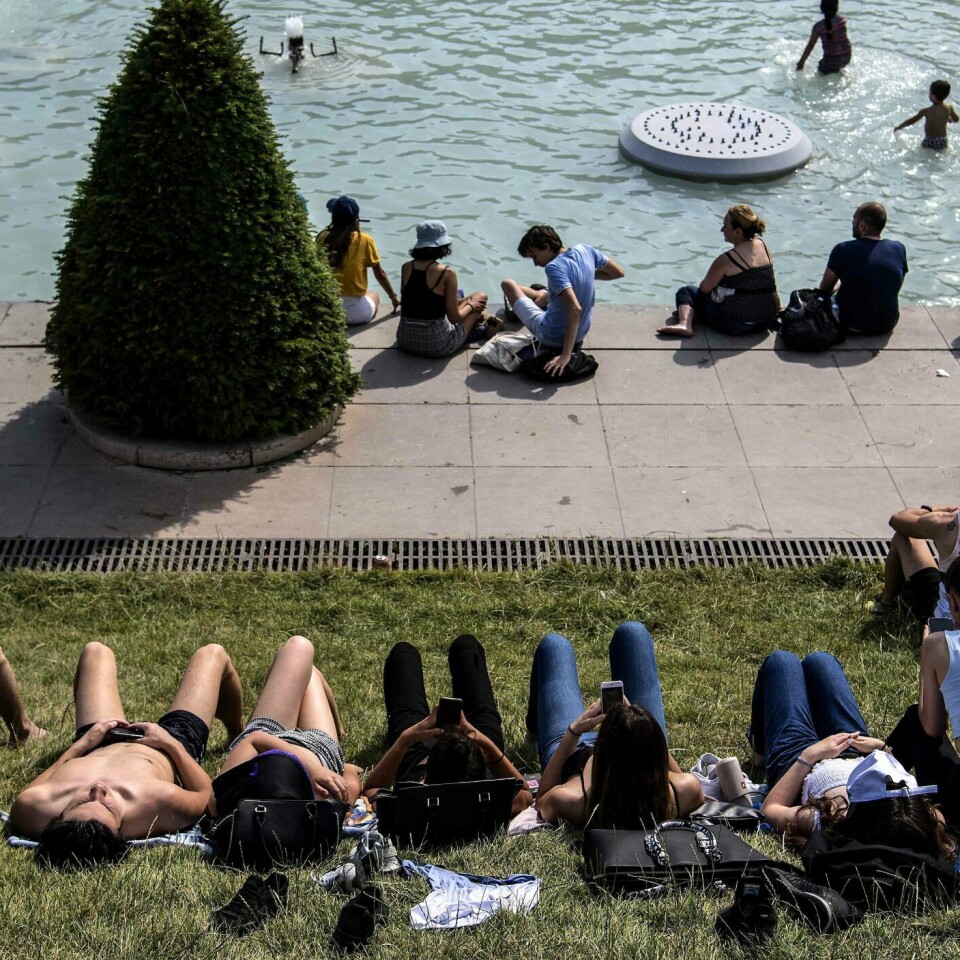 VARMT: Ungdommer soler seg i Paris i Frankrike. Bildet er fra 24. juni 2019. Det var 33 varmegrader.