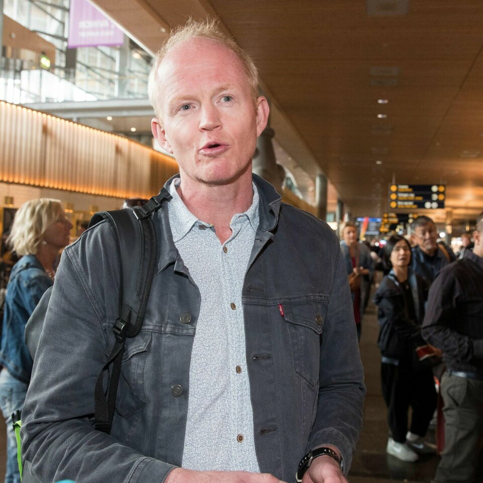 POLITIKER: Lars Haltbrekken snakker for familien Abbasi. Han er politiker fra Sosialistisk Venstreparti. Han møtte pressen på Oslo lufthavn tirsdag.