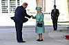 Bildet viser Donald Trump som håndhilser på dronning Elizabeth.