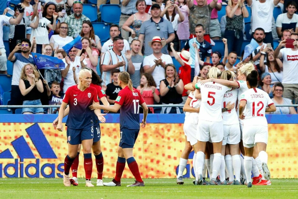 TAPTE: England skåret tre mål i kvartfinalen mot Norge.De vant til slutt 3-0. Maria Thorisdottir, Kristine Minde og Ingrid Syrstad Engen er skuffet etter at England fikk det første målet sitt.