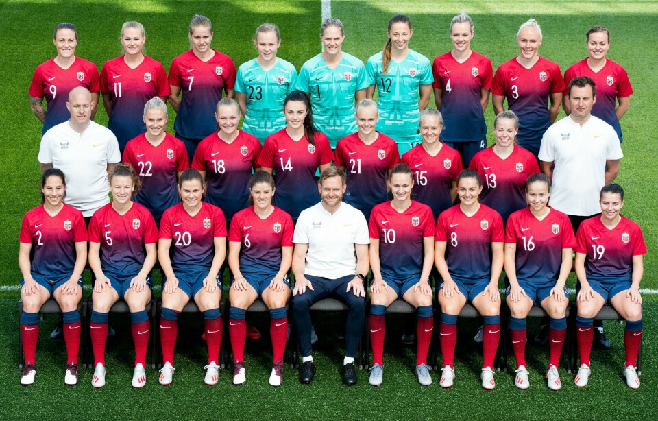 LAGET: Her er det norske laget. Bak fra venstre: Isabell Herlovsen, Lisa-Marie Karlseng Utland, Elise Thorsnes, Oda Maria Hove Bogstad, Ingrid Hjelmseth, Cecilie Fiskerstrand, Stine Hovland, Maria Thorisdottir og Kristine Minde. Midterste: Anders Jacobson, assistent trener, Emilie Nautnes, Frida Maanum, Ingrid Syrstad Engen, Karina Sævik, Amalie Eikeland, Therese Sessy Åsland og Roger Eskeland, keeper-trener. Nederste rekke: Ingrid Moe Wold, Synne Skinnes Hansen, Emilie Bosshard Haavi, Maren Mjelde, Martin Sjögren, landslagssjef, Caroline Graham Hansen, Vilde Bøe Risa, Guro Reiten og Cecilie Redisch Kvamme. Bildet viser det norske kvinnelandslaget i fotball.