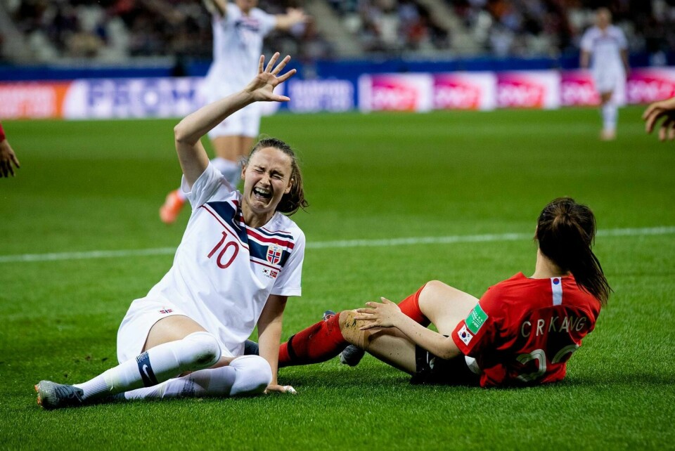 SKADE: Caroline Graham Hansen skriker i smerte. Hun ble taklet på ankelen og tråkket over. Norge vant 2-1 over Sør-Korea.