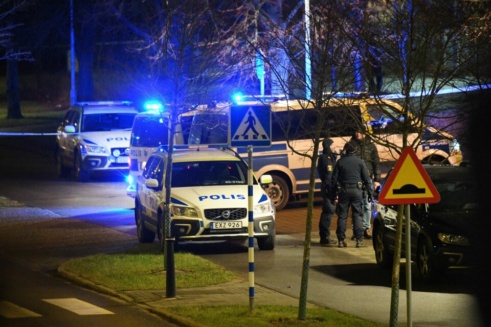 ANGREP: En gjenstand eksploderte utenfor en politistasjon onsdag. Politiet i Sverige blir angrepet av gjenger.