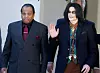 Bildet viser Michael og Joe Jackson som går sammen fra rettsbygningen i 2005.