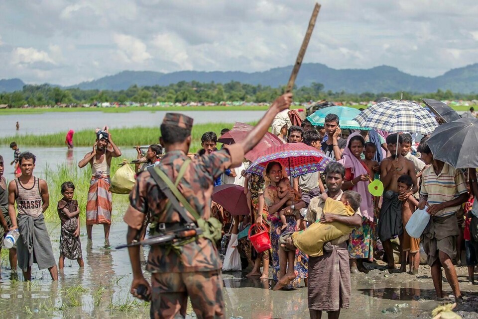 GRENSE: Flyktninger fra Myanmar blir stoppet på grensen til Bangladesh.