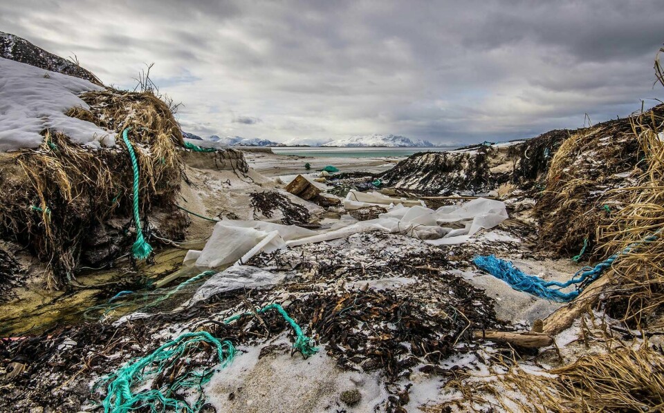 SØPPEL: Plast og rester av tau på en strand i Troms.