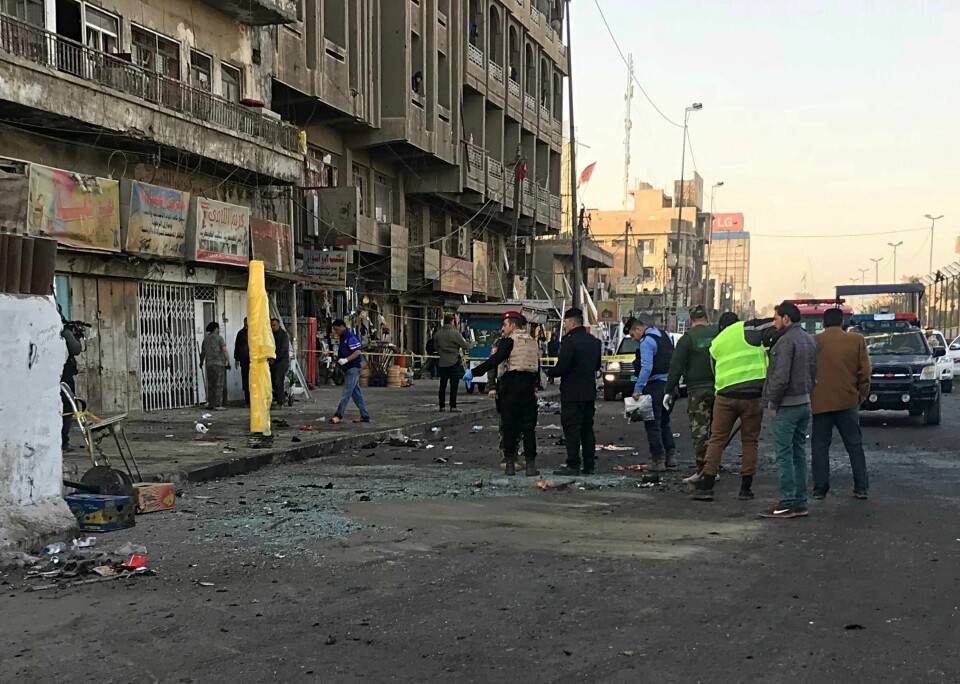BOMBET: To selvmordsbombere sprengte seg i luften. Det skjedde i denne gaten i Bagdad mandag morgen. Minst 26 mennesker ble drept.