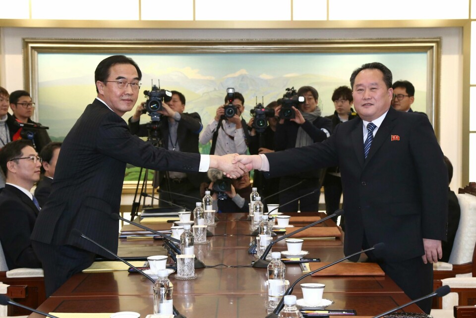 ENIGE: Cho Myoung-gyon fra Sør-Korea (til venstre) tar Ri Son-gwon fra Nord-Korea i hånden. De to landene møttes for første gang på to år.