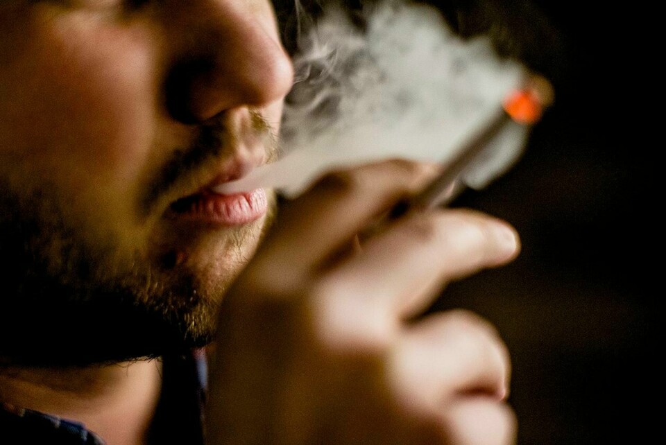 FARLIG: Å røyke på fest er også farlig, viser forskning.