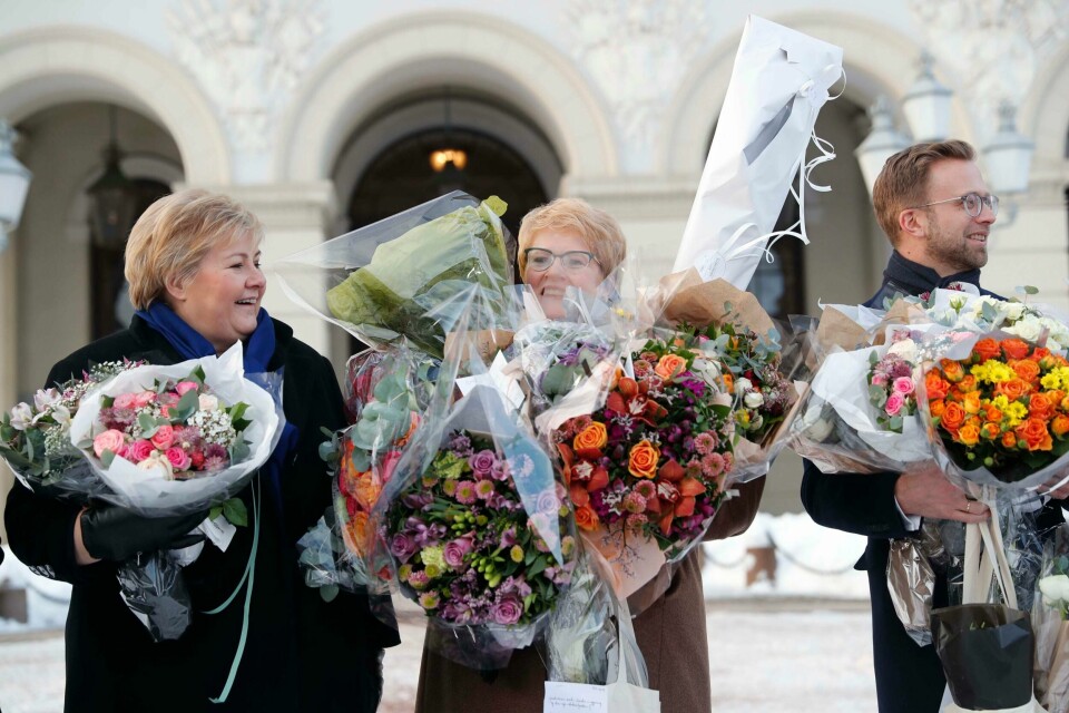 BLOMSTER: Erna Solberg viste fram sin utvidede regjering på Slottsplassen i Oslo. Fra venstre: statsminister Erna Solberg (Høyre), kulturminister Trine Skei Grande (Venstre) og bistands- og utviklingsminister Nikolai Astrup (Høyre).
