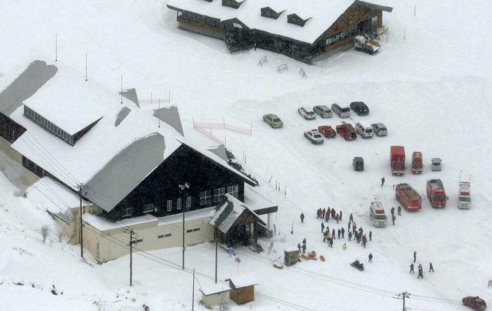 SKIANLEGG: Vulkanen Kusatsu Shirane hadde utbrudd. Det førte til et snøras i Kusatsu i Japan. Der ligger et populært skianlegg.