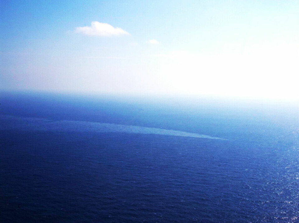 OLJEFLAK: Olje fra tankeren Sanchi sprer seg utover havet utenfor Kina. Bildet viser oljeflak på havoverflaten.