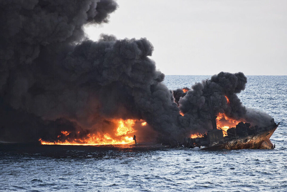 FLAMMER: Det ble umulig å slukke brannen om bord på tankskipet. Til slutt sank det. Bildet viser brann og røyk som stiger opp fra tankskipet Sanchi.