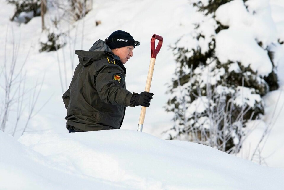 BLOD: 9. januar sjekket politiet i Brumunddal blodspor etter Janne Jemtland. Mannen hennes kan ha flyttet snø med blod for å skjule sporene, tror politiet.