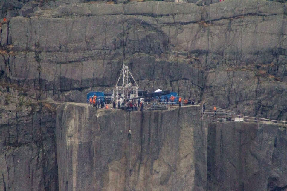 STUNT: Her henger skuespilleren Tom Cruise utfor Preikestolen. Fjellmassivet ligger i Rogaland.