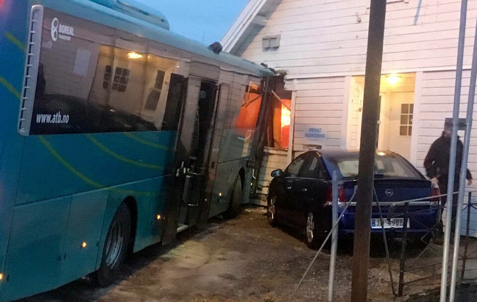 UHELL: En buss kjørte inn i en husvegg mandag morgen. Det var glatt på veien.