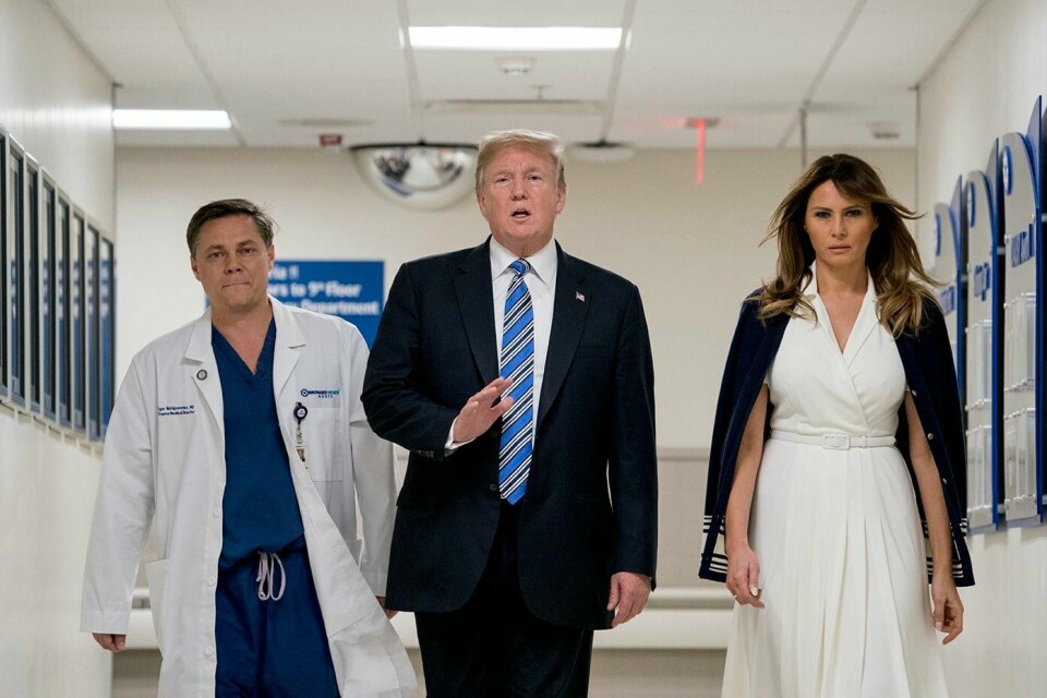 BESØK: USAs president Donald Trump (i midten) besøkte overlevende på sykehuset fredag. Denne uken skal han i møter for å snakke om sikkerhet på skolene.