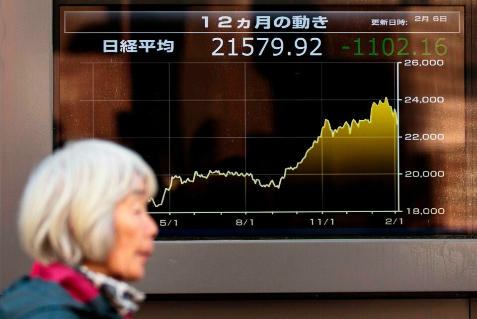 SANK: Verdien på aksjene i Tokyo sank mandag. Det skjedde etter at børsene i USA falt veldig. Det påvirker hele verden.