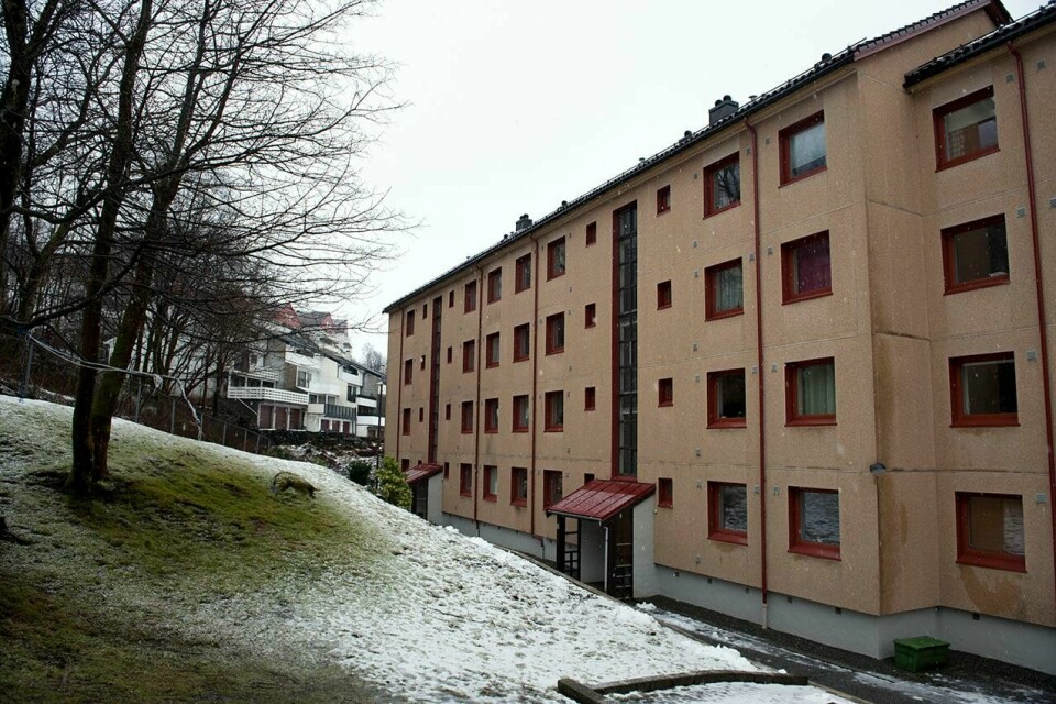 DRAP: En 70 år gammel kvinne ble funnet drept i denne boligblokka på Landås i Bergen. Hennes 43 år gamle sønn er siktet for drapet.