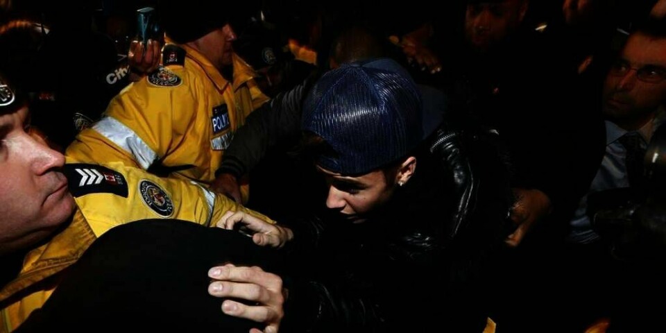 TRØBBEL Problemene fortsetter for popstjernen Justin Bieber. Onsdag møtte han opp på politistasjonen i Toronto i Canada. Der ble han tiltalt for overfall. Mange fans, journalister og fotografer hadde møtt opp utenfor bygningen. Vakter og politi forsøkte å holde dem unna.