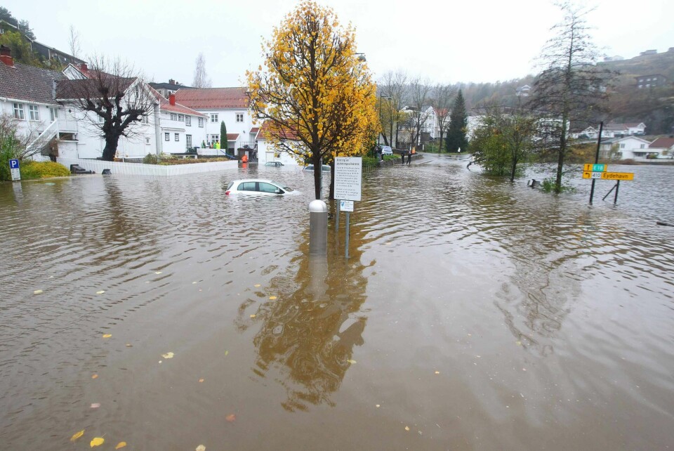 FLOM: Biler under vann i Tvedestrand i Aust-Agder. Sørlandet ble rammet av flom i fjor.