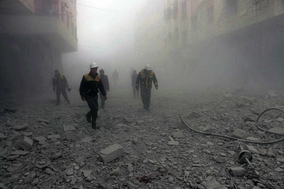 KRIG: Borgerkrigen i Syria har vart siden 2011. Frivillige leter etter overlevende etter et bombeangrep. Bildet er fra 5. februar og tatt i Øst-Ghouta.