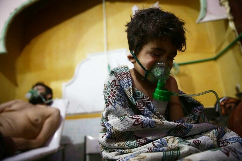 HJELP: Et barn og en mann får hjelp på sykehus. De er skadd i angrep i Øst-Ghouta i Syria. Fortsatt venter folk på at våpnene skal stilne.