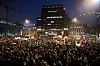 Bildet viser et folkehav på Youngstorget i Oslo under kvinnedagen i 2017.