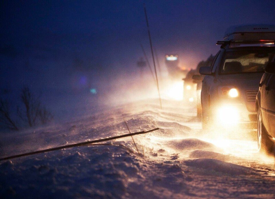 STENGT: Flere veier mellom øst og vest er stengt. Vind og snø skaper problemer.