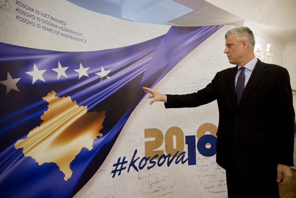 FLAGG: President Hashim Thaci viser fram flagget til Kosovo. FLAGG: President Hashim Thaci viser fram flagget til Kosovo.