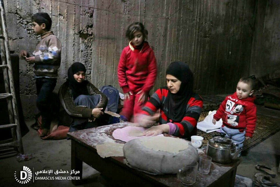 MAT: En kvinne lager brød til familien sin i Syria. Det er lenge siden folk i Øst-Ghouta har fått mat og nødhjelp.