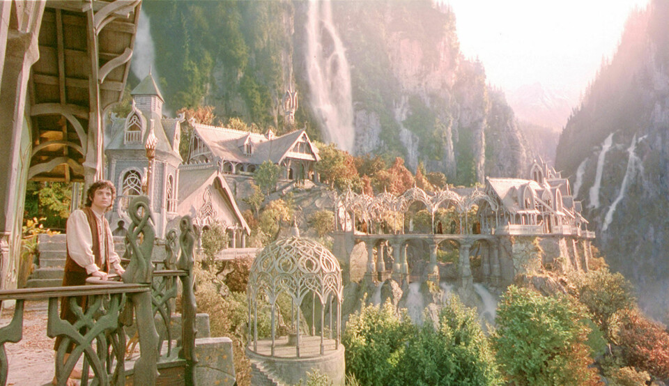HOBBIT: Skuespiller Elijah Wood spiller hobbiten Frodo i filmene «Ringenes herre». Flere store eventyrfilmer er spilt inn på New Zealand. Bildet viser en scene fra den første Ringenes herre-filmen. Den viser hobbiten Frodo som ser utover fra en balkong.