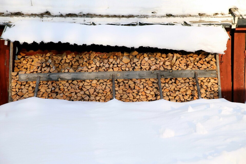 TOMT: Det er helt tomt for ved i Midt-Norge. Snart er det tomt i Hordaland, også. Årsaken er den sterke kulda som herjer over hele landet.