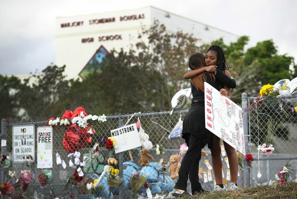 SKJØT: En 19 år gammel mann skjøt og drepte 17 personer på en skole. Det skjedde i byen Parkland i delstaten Florida i USA.