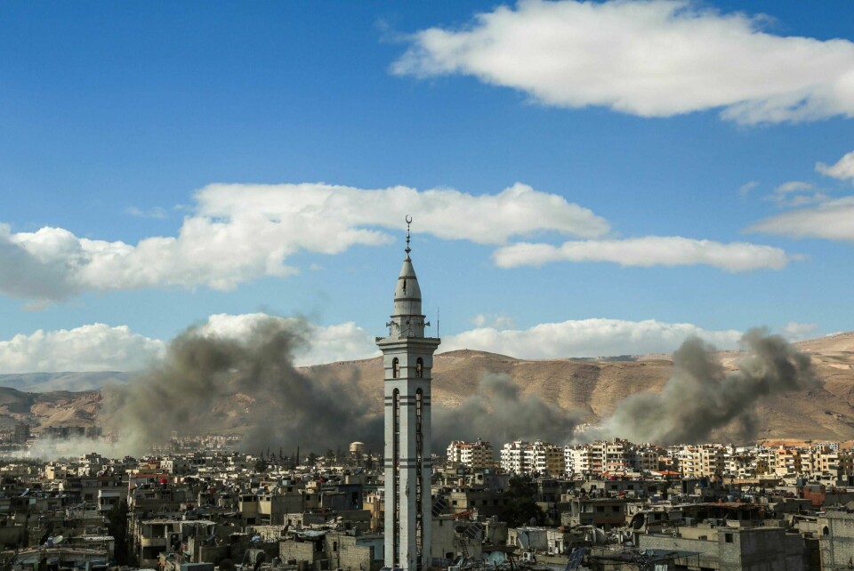 ANGREP: Bomber treffer Douma i Øst-Ghouta. En våpenhvile skal sørge for at folk får hjelp.