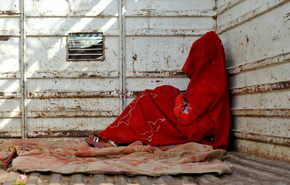 BRUD: En sju år gammel jente har giftet seg. Her venter hun på familien sin etter bryllupet i India. Bildet skal være fra 2011.