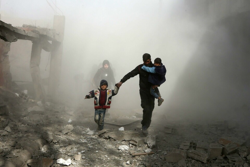 FLYKTER: En familie flykter fra et angrep i Øst-Ghouta i Syria. Folk i området er lovet en pause i fem timer hver dag. Men våpenhvilen har sine utfordringer.