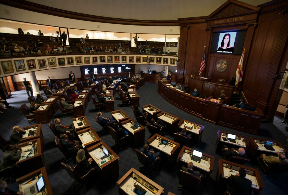 SENATET: Floridas senatorer fikk se bilder av alle som ble drep i skoleskytingen. Mandag stemte de over et forlag til ny lov. Den skal hindre skyting på skoler i framtiden.