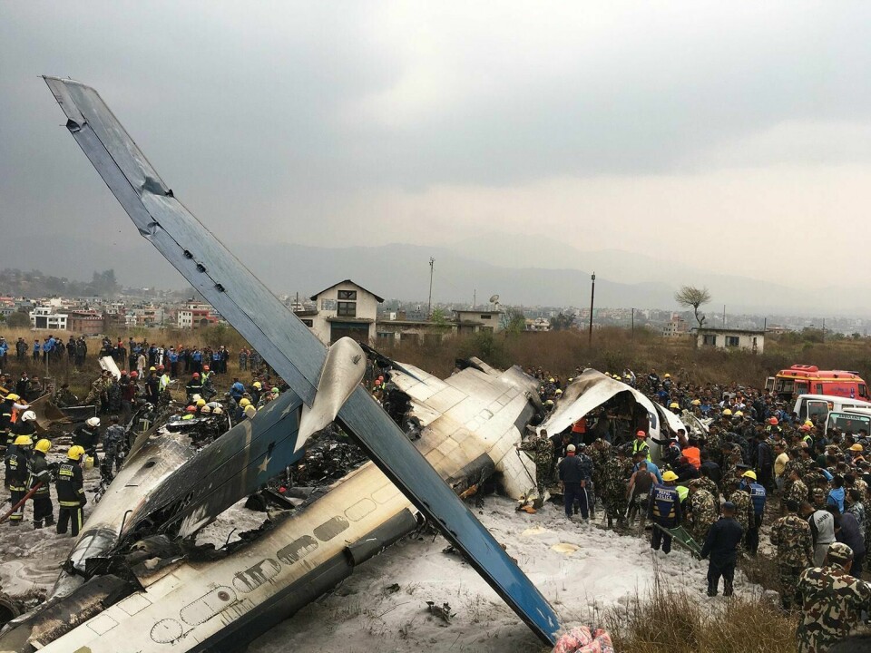 STYRTET: Et fly styrtet på flyplassen i Katmandu. Flere mennesker skal være døde.