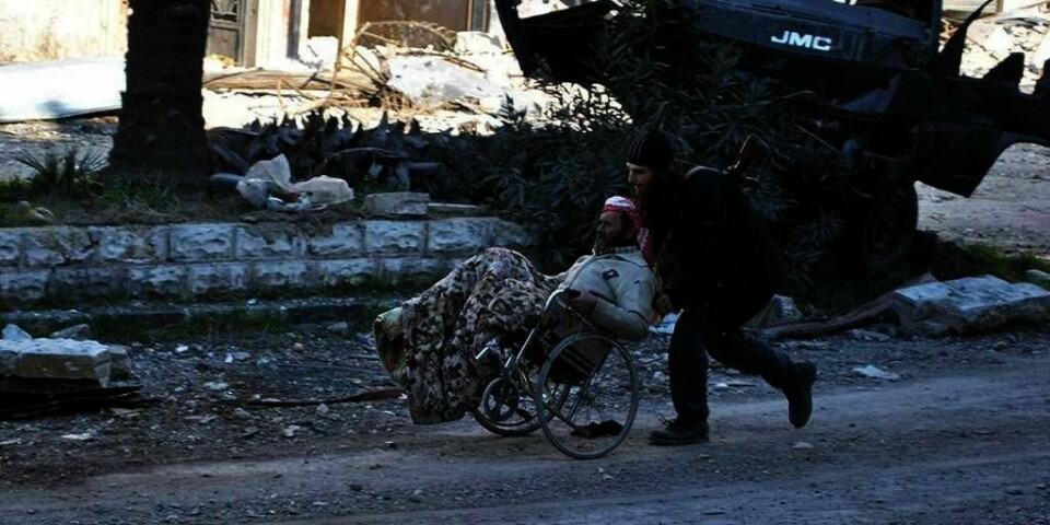 FLYKTET: Rundt 500 mennesker kom seg ut av byen Homs i Syria i helgen. Men hjelpearbeidere ble skutt på.