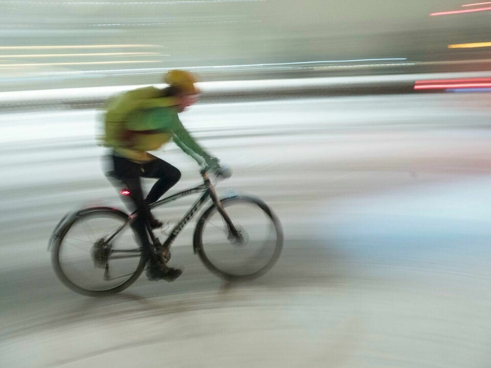 DOBBELT: Det kan være en risiko å sykler og snakke i mobilen samtidig, mener Trygg Trafikk. Det gjelder mobiltelefoner som en holder i hånda.