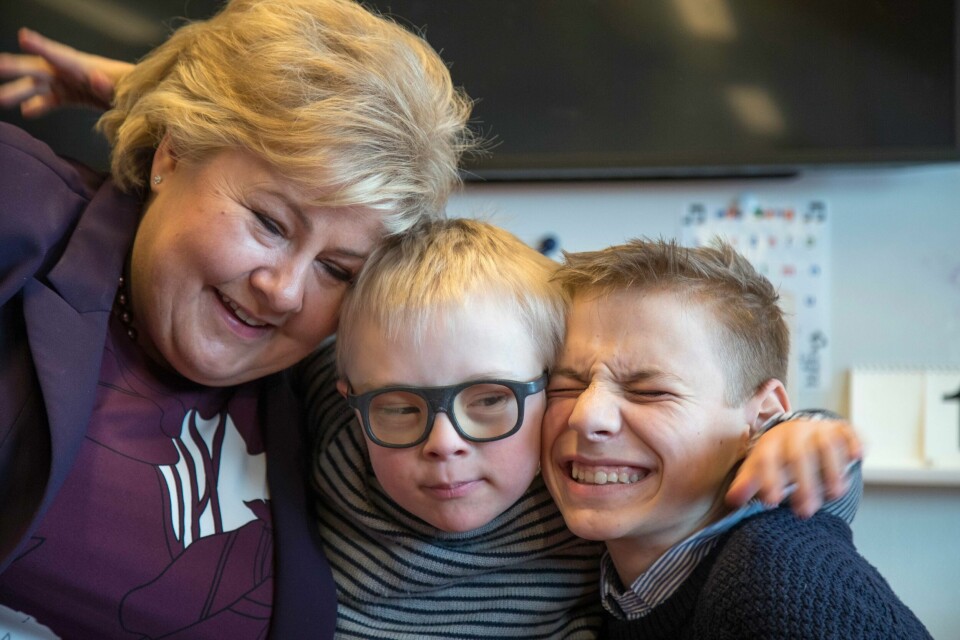 KLEM: Statsminister Erna Solberg fikk en god klem av sju år gamle Martin Synnes med Downs, og hans storebror Jakob. De markerte verdensdagen for Downs syndrom.