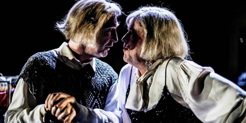 SPRØ: Fra venstre: Bjørn Skagestad og Kai Remlov. De spiller i «Hushjelpene» på Nationaltheatret. Der spiller de kvinner som tenker på å drepe.