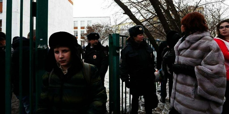 SKJØT: En mann tok elever til fange på en skole i Moskva i Russland mandag. En politimann og en lærer ble skutt.