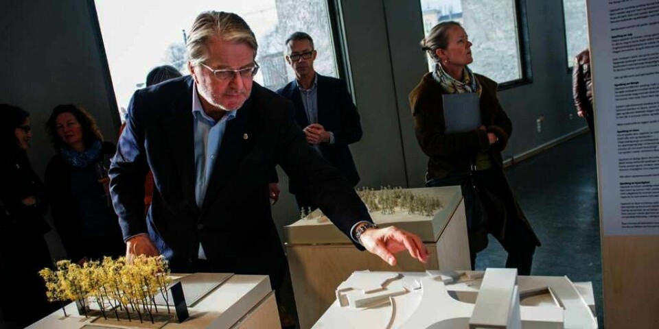 UTSTILLING: Åtte forslag til minnested etter 22. juli stilles nå ut på Oslo Rådhus. Oslos ordfører Fabian Stang åpnet utstillingen lørdag.